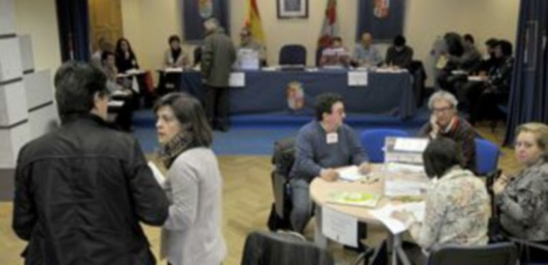 Algunas de las mesas de votación ubicadas en la Delegación Territorial de la Junta en Segovia. / Alberto Benavente.