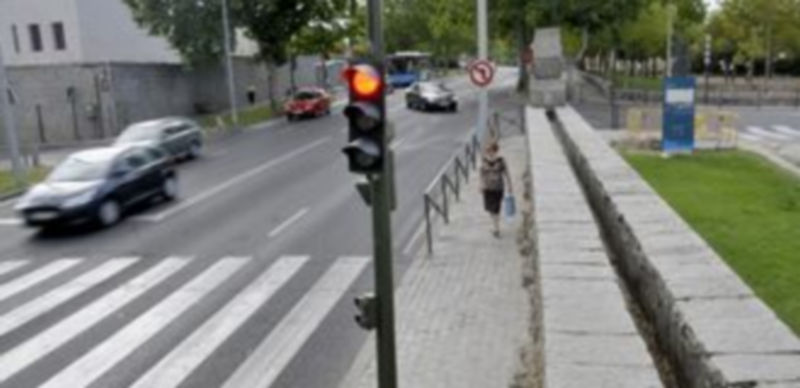 Una de las propuestas es reforzar la regulación semafórica en el cruce de Padre Claret con Coronel Rexach y la calle del Prado. / Juan Martín