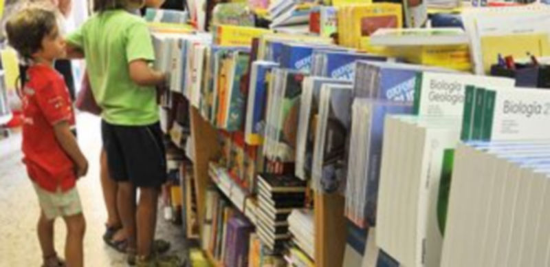 Las familias realizan la adquisición de los libros de texto del nuevo curso durante los meses de verano./ Juan Martin