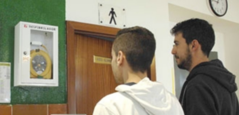 Más de un millar de ciudadanos están preparados para usar desfibriladores 1 El IES María Moliner es un espacio cardioprotegido. /J.M.