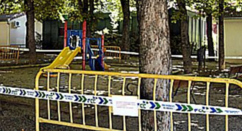 Las zonas afectadas por las labores de desinfección fueron valladas para impedir el paso hasta esta mañana. / Cris Muro