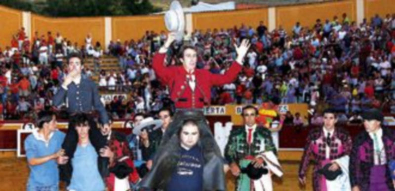 Hermoso de Mendoza y Leonardo Hernández salieron en hombros por la puerta grande tras brindar grandes faenas./ Diego de Miguel