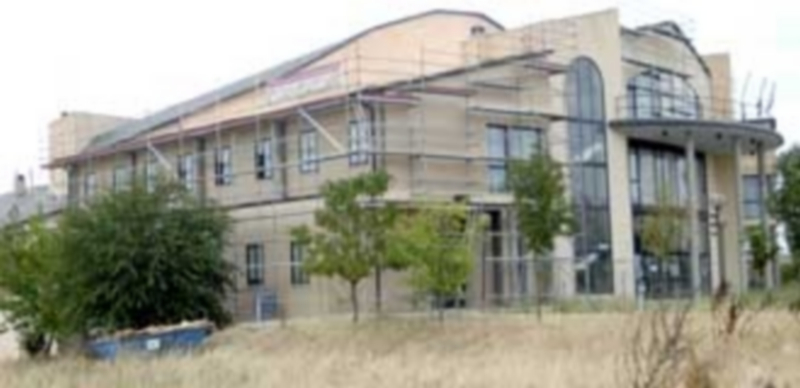 La cubierta del Conservatorio ha dado problemas desde la apertura del edificio en el año 2002 y ha requerido varias reparaciones; este verano