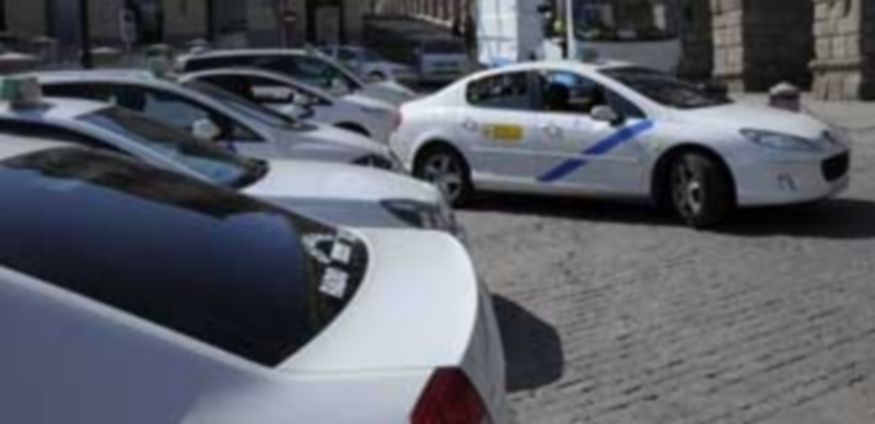 Parada de taxis en la plaza de la Artillería de Segovia