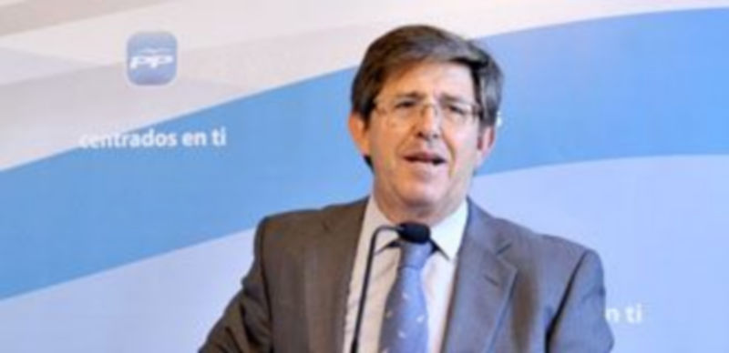 Postigo prepara su intervención ante los medios de comunicación antes de comenzar la conferencia de prensa. / Kamarero