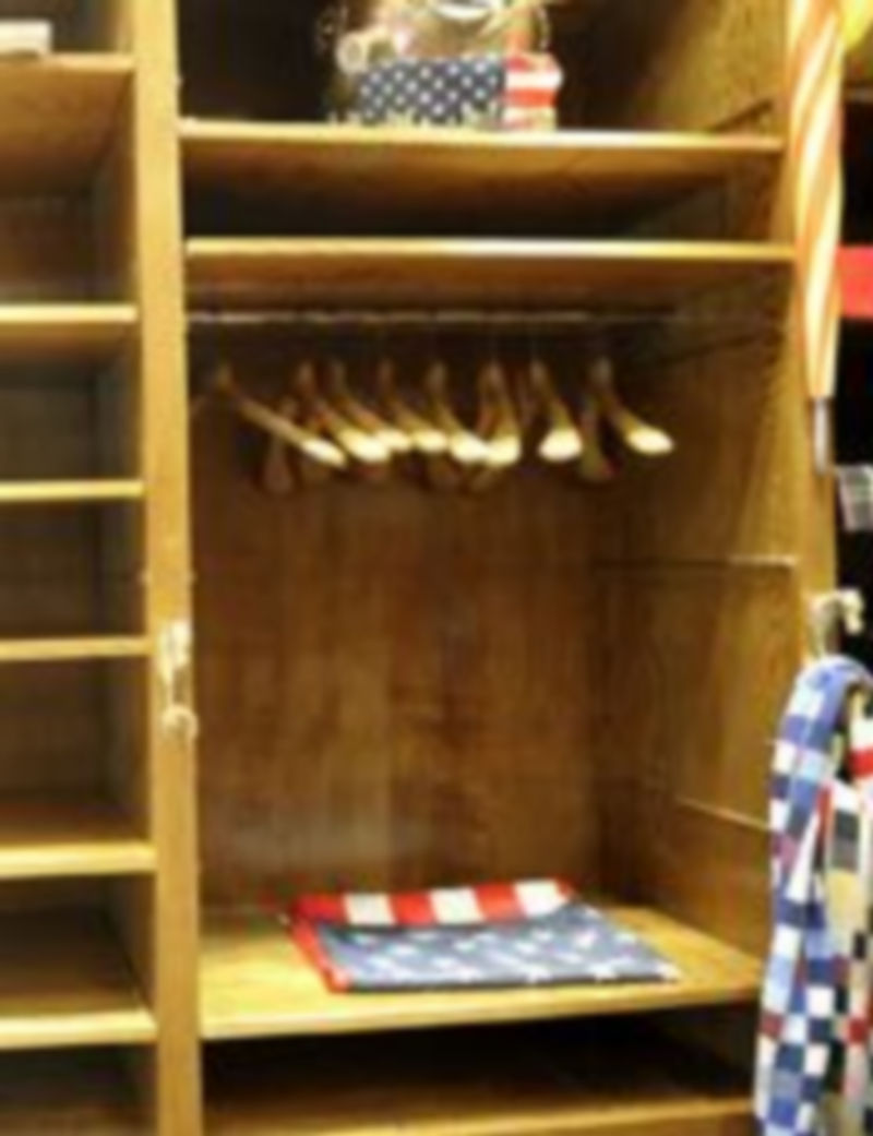 Aspecto de las estanterías de una tienda robada la semana pasada./ Kamarero