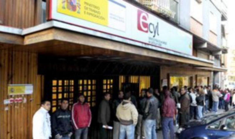 Las oficinas de empleo registran cada vez una mayor demanda para buscar trabajo. / Kamarero