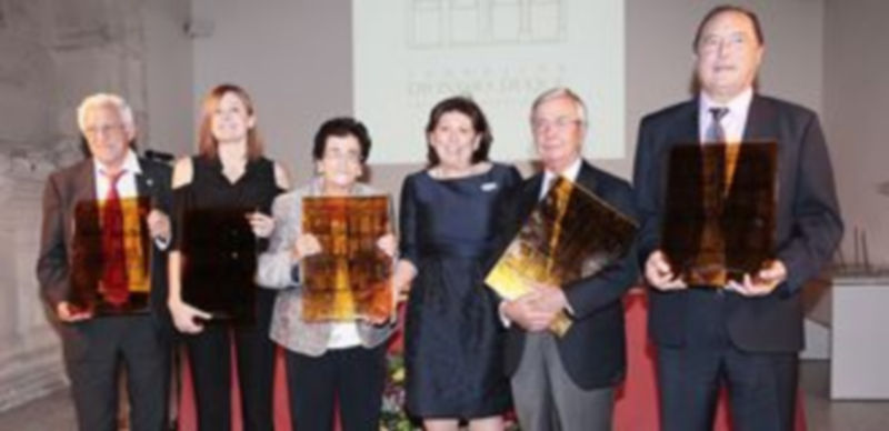 Los cinco premiados posan con la presidenta de la Fundación Dionisio Duque