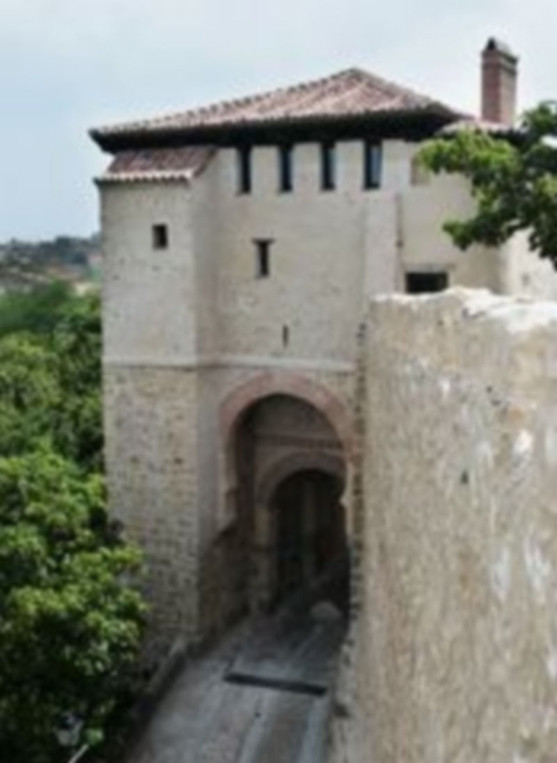 El arco de Santiago acogerá los títeres de Francisco Peralta. / Lara Mazagatos