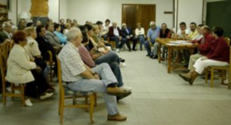 Un momento de la reunión que concentró a más de cincuenta vecinos del barrio de Santa Teresa. / Leandro Valdez