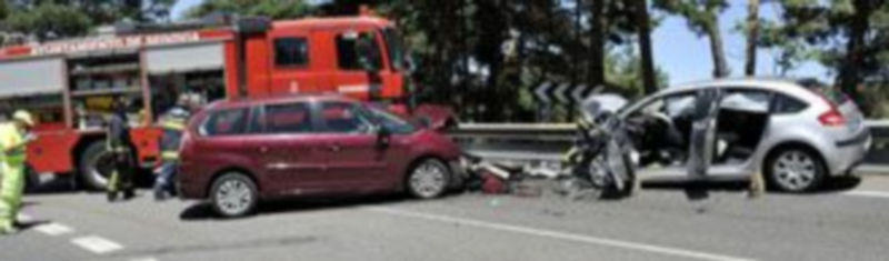 Estado en el que quedaron los dos vehículos siniestrados ayer en El Espinar