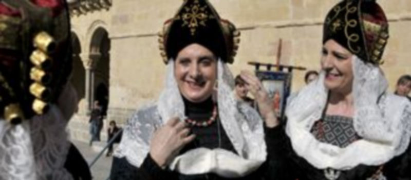 Llanos Monreal Montoya recibió el nombramiento de alcaldesa de honor y la montera propia el cargo. /Alberto Benavente