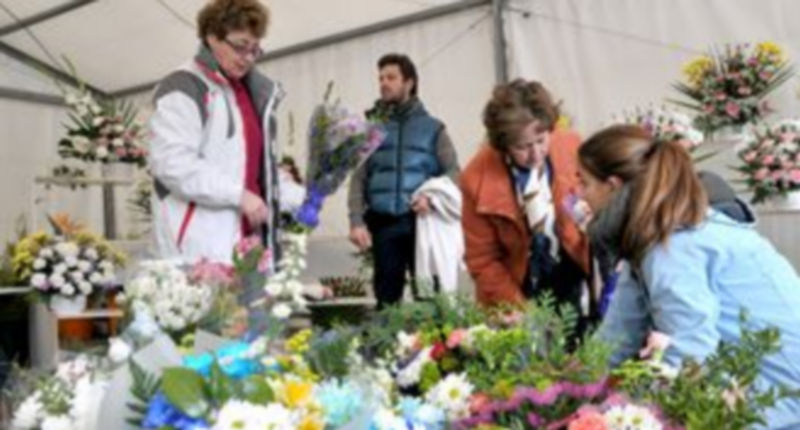 Las lápidas lucen llenas de flores tras ser visitadas por las personas que quieren recordar a sus seres queridos./Alberto Benavente