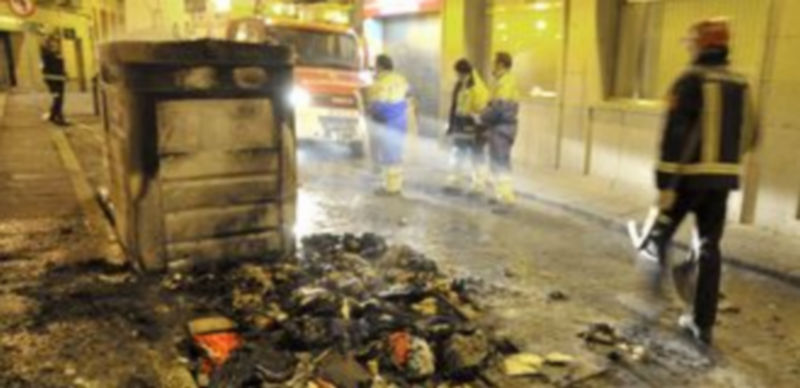 El contenedor quedó completamente destrozado por la acción de las llamas. / Alberto Benavente