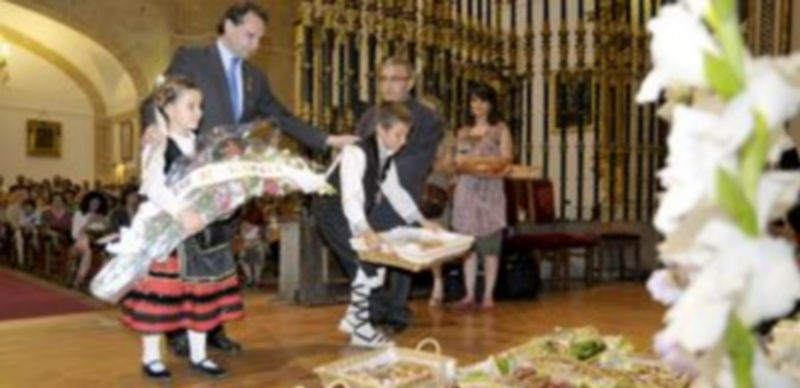 Un momento de la ofred de flores y frutos a la Virgen con la que se cerraron los actos ayer. / A. Benavente