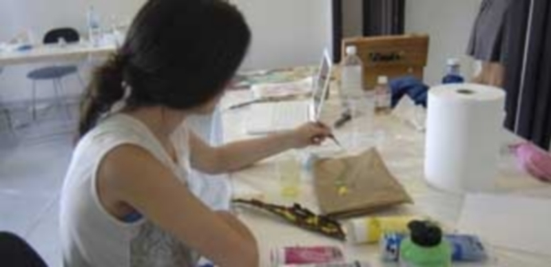 Una joven trabajando durante el curso de Pintores Pensionados. / Elena Peña