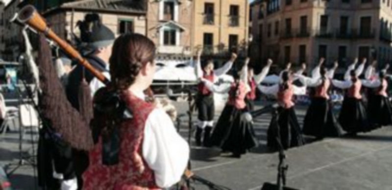 Clausura del festival Folk Segovia con la participación de Xirandola (abajo) y el grupo joven La Esteva (arriba). / L. Mazagatos