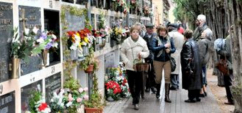 A pesar de que la meteorología adversa obligó a celebrar la eucaristía en la iglesia parroquial; la afluencia de público fue constante durante todo el día de ayer al cementerio de Segovia. / A.B.