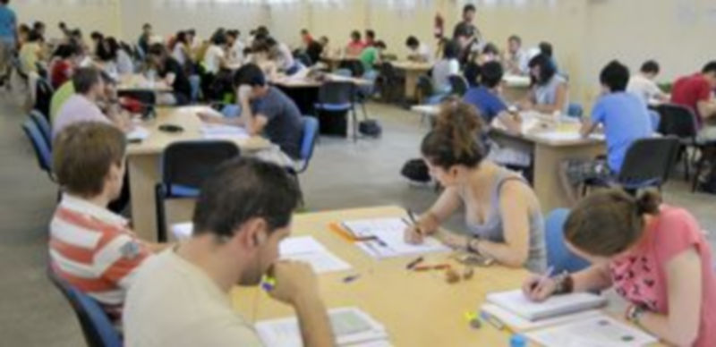 Las aulas de estudio son la alternativa de muchos estudiantes para prepararse los exámenes fuera de casa. / A. Benavente