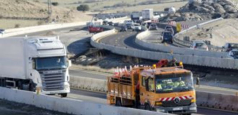 Imagen de archivo del tercer carril habilitado en la autopista AP-6 a su paso por la provincia. / Pedro Merino