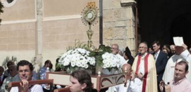 Un momento durante la procesión del Santísimo. / Lara Mazagatos