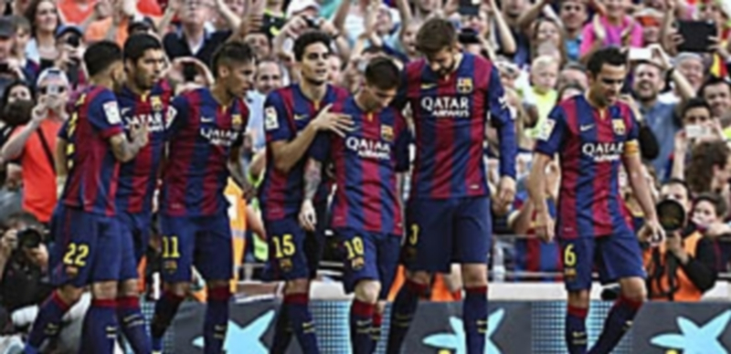 El FC Barcelona amplió la diferencia con el Real Madrid a cuatro puntos tras la victoria frente a la Real Sociedad. / EFE