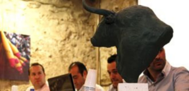 Trofeo entregado en la última edición del premio a la Divulgación del Encierro de la villa. / Gabriel Gómez