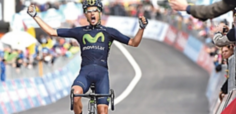 Beñat Intxausti celebra el primer triunfo español en esta edición del Giro. / EFE