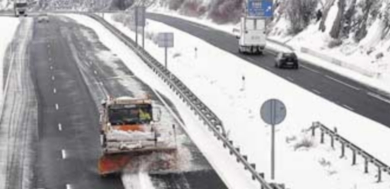 Un total de 73 quitanieves distribuye por los 490 kilómetros de las carreteras del Estado en la provincia. / Juan Martin