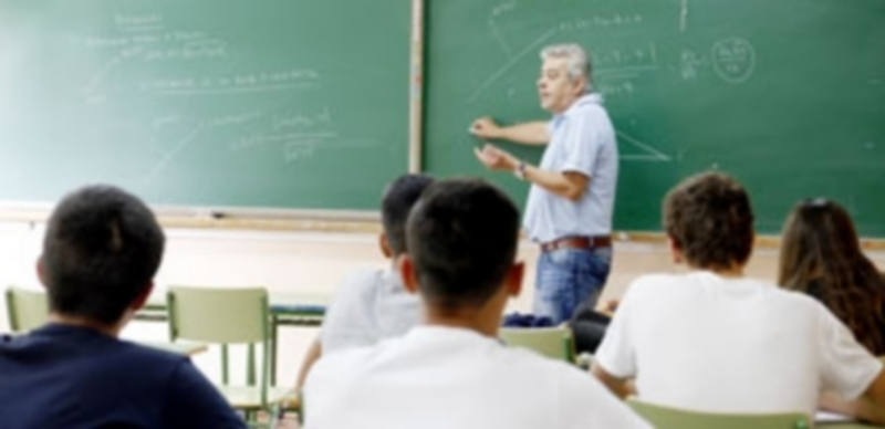 Dos profesores del IES Andrés Laguna preparan a los estudiantes para las pruebas de septiembre. / nerea llorente