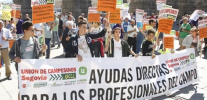 Más de un centenar de agricultores y ganaderos piden nuevas soluciones 1 Agricultores y ganaderos de todas las edades se manifestaron para exigir una solución a su problemática. / NEREA LLORENTE