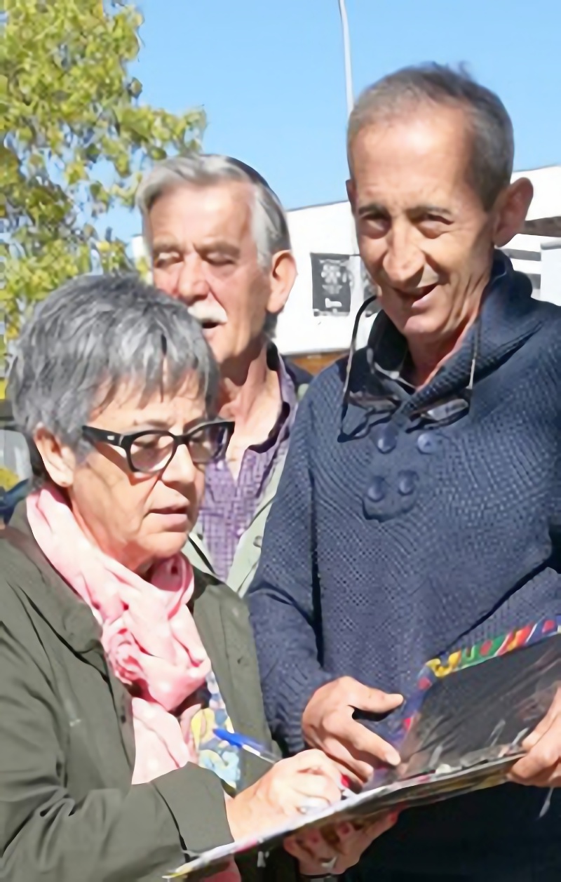 Recogida de firmas. /E. A.