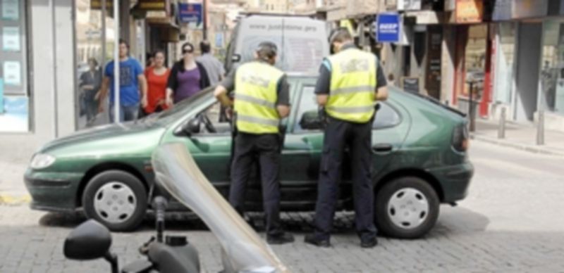 Luquero afirma que hay chalecos antibalas suficientes para cubrir a todos los agentes de un turno. / JUAN MARTÍN