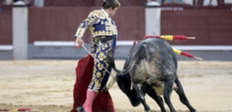 Pablo Atienza en un excelente natural en la novillada de Las Ventas. / E. A.