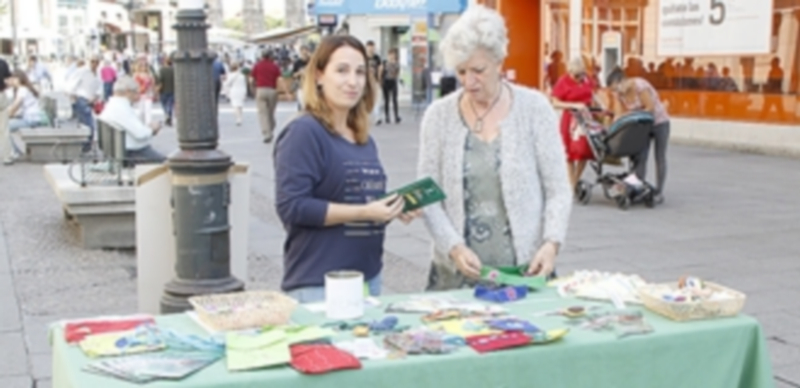 Día del Alzheimer 1 La Asociación de familiares de enfermos de Alzheimer (AFA) instaló mesas informativos en la Plaza Mayor y la avenida del Acueducto.
