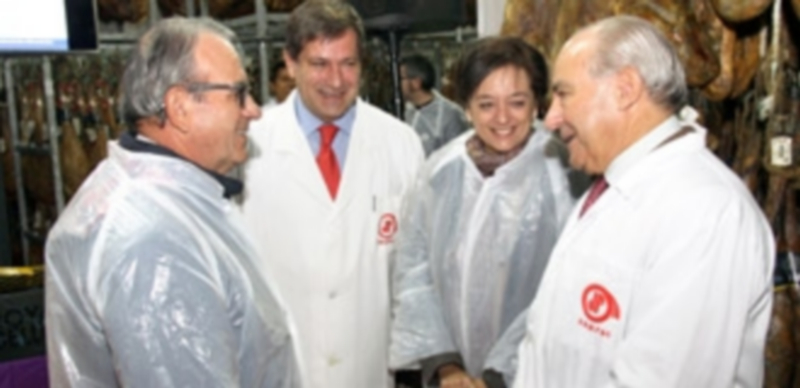 Cabanas subraya el liderazgo del porcino en la actividad ganadera 1 Los responsables de la empresa Dompal