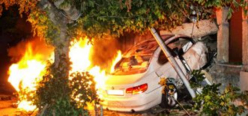 Uno de los vehículos originó en la biblioteca un agujero de unos dos por cuatro metros. / EFE
