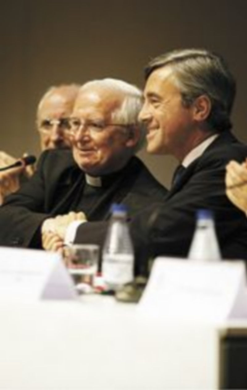 El cardenal Antonio Cañizares saluda al ex ministro Ángel Acebes durante la clausura de las jornadas. / Ical