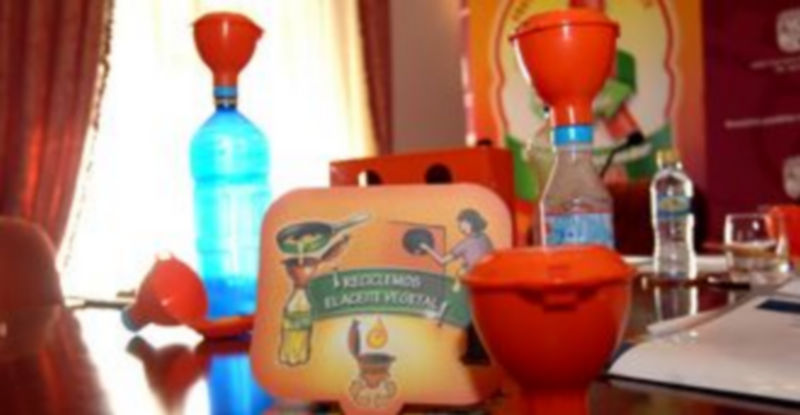 Una campaña distribuirá embudos para facilitar el reciclaje de aceite. / ALBERTO BENAVENTE