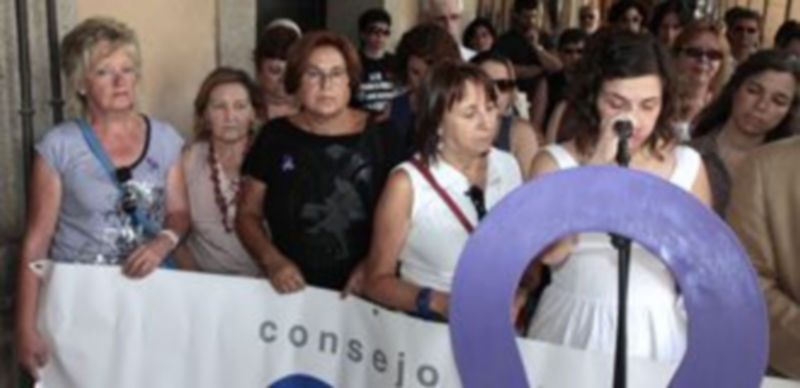 Imagen del momento de lectura del poema de Mario Benedetti