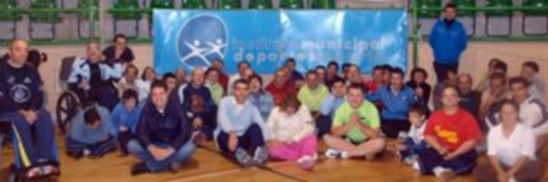 Imagen de los participantes que se reunieron en el Pedro Delgado en esta jornada de la Escuela de Deporte Adaptado / E. A.