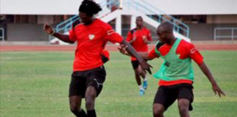 Fotografía de archivo del 31 de diciembre de 2009 que muestra a los jugadores Emmanuel Adebayor