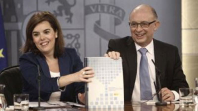 La vicepresidenta del Gobierno Soraya Sáenz de Santamaría y el ministro de Hacienda y Administraciones Públicas Cristóbal Montoro./ Europa Press