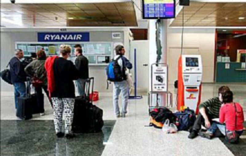 Varios pasajeros esperan información en el aeropuerto de Parayas (Cantabria)