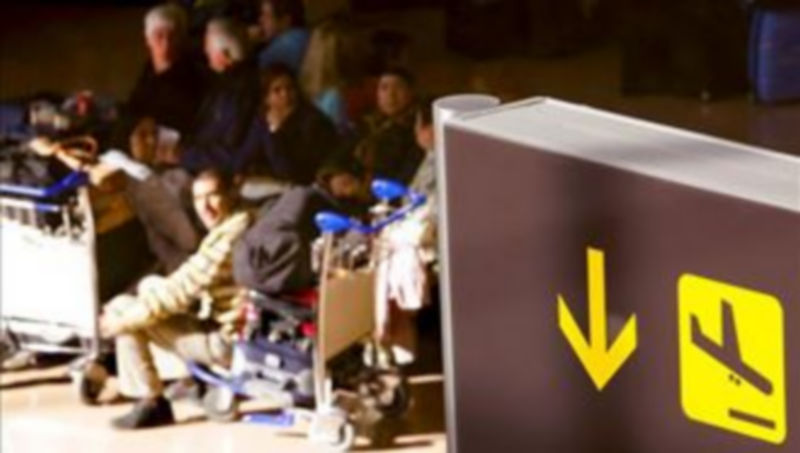 Varias personas esperan información sobre sus vuelos en el aeropuerto de Málaga