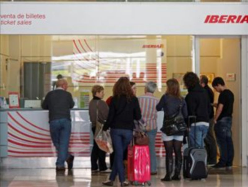 Varios pasajeros esperan en el mostrador de una compañía aérea en el aeropuerto de Asturias./EFE