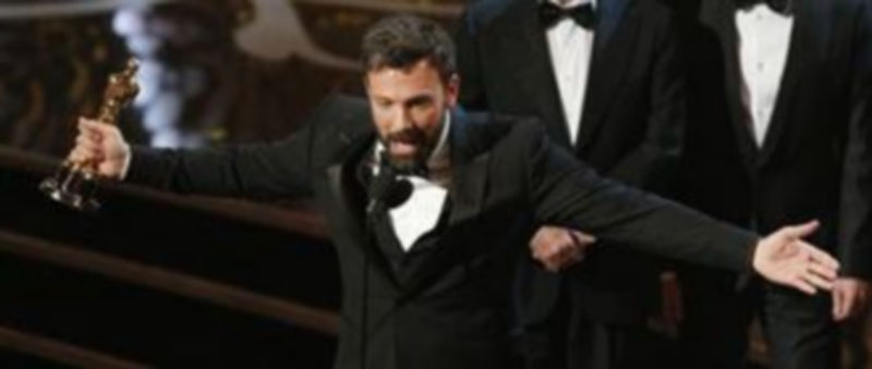 Ben Affleck recoge el Oscar a la mejor película en la gala de los Premios Oscar celebrada esta madrugada./ EUROPA PRESS