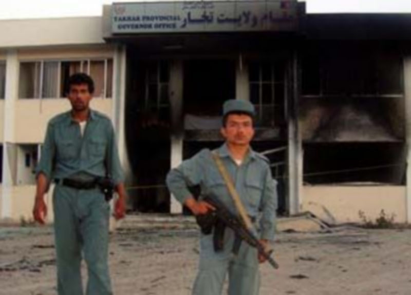 Dos policías afganos montan guarda en el lugar de un atentado./ EFE/Naqeeb Ahmed.