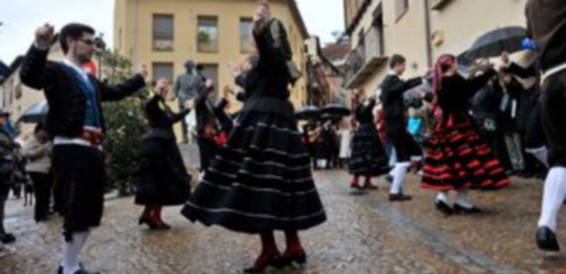 El grupo de danzas La Esteva bailó ante la estatua. / KAMARERO