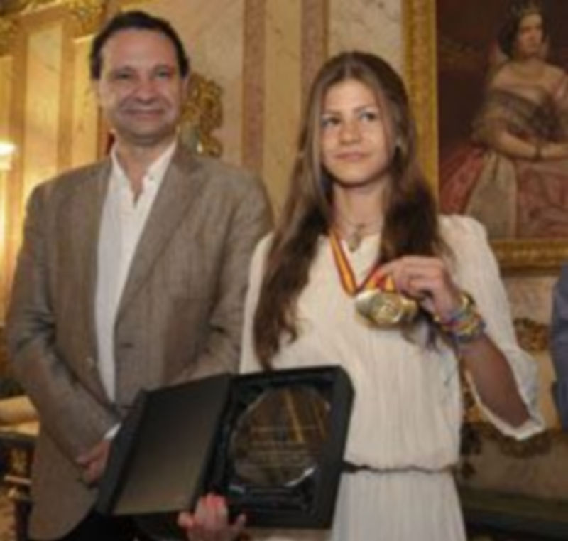 Águeda Muñoz muestra orgullosa su medalla de oro conseguida en Granollers al lado de Pedro Arahuetes. / Juan Martín